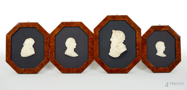 Quattro profili di uomini illustri in marmo, misure max cm 11x8, XIX secolo, entro cornici, (difetti e restauri).