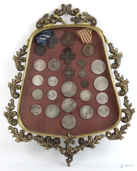 Teca in metallo dorato contenente medaglie e monete italiane e americane, misure teca cm. 41,5x34, XX secolo.
