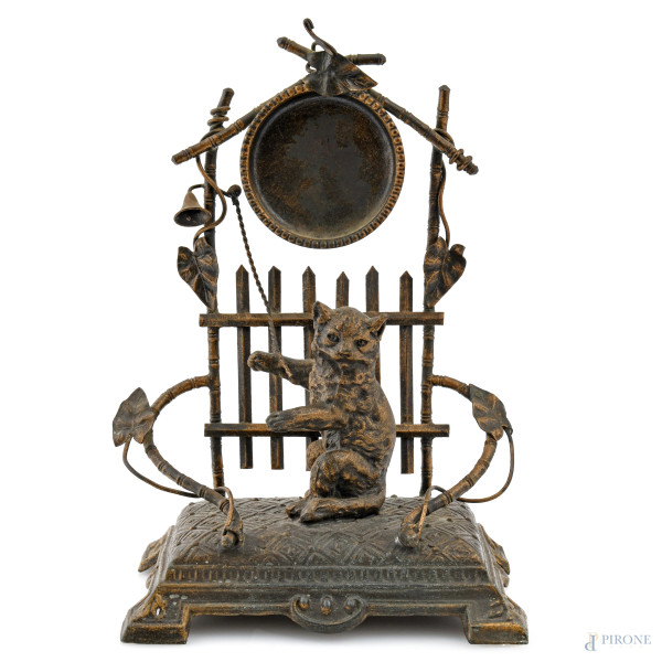 Portaorologio in antimonio con gatto, XX secolo, altezza cm 18, (segni di usura)