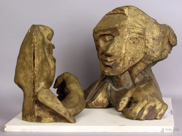 Scultura in bronzo, raffigurante volti, altezza 29 cm, base in legno.
