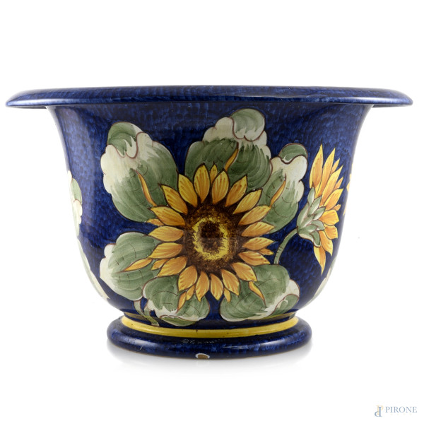 Grande cachepot fioriera in maiolica dipinta a motivi floreali,  XX secolo, cm 29x45,5x45,5, (segni di usura, lievi difetti)