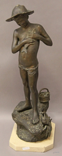 Pescatore, scultura in bronzo brunito poggiante su base in marmo, H 70 cm.
