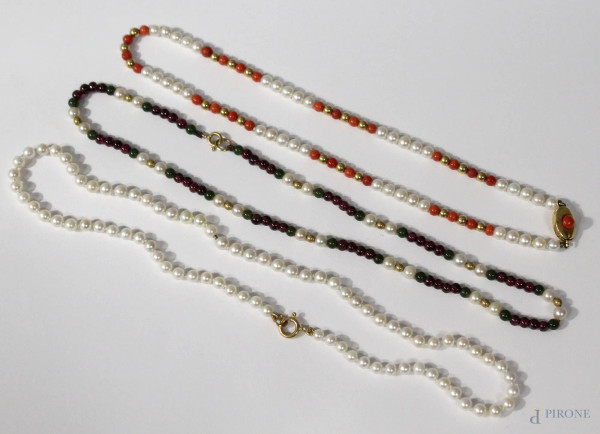 Lotto composto da tre collane di perle con pietre e chiusure in oro 18 kt.
