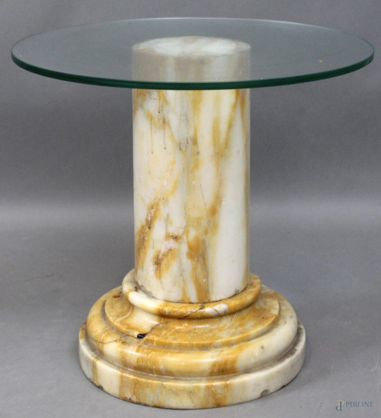Mezza colonna in marmo giallo di Siena, con piano tondo in vetro, altezza cm. 38