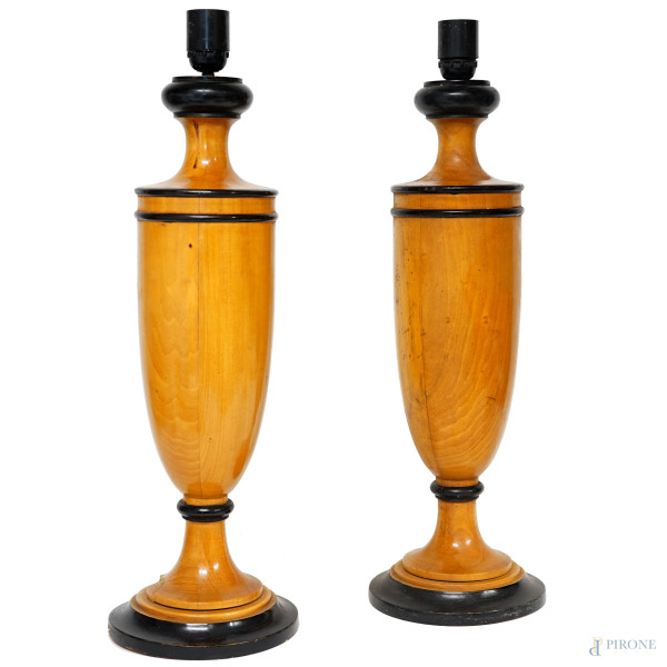 Coppia di lampade da tavolo in legno con profili ebanizzati, XX secolo, cm h 58, (difetti)