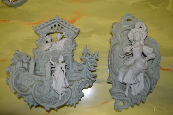 Lotto composto da due placche in porcellana bisquit a soggetti di figure a rilievo.