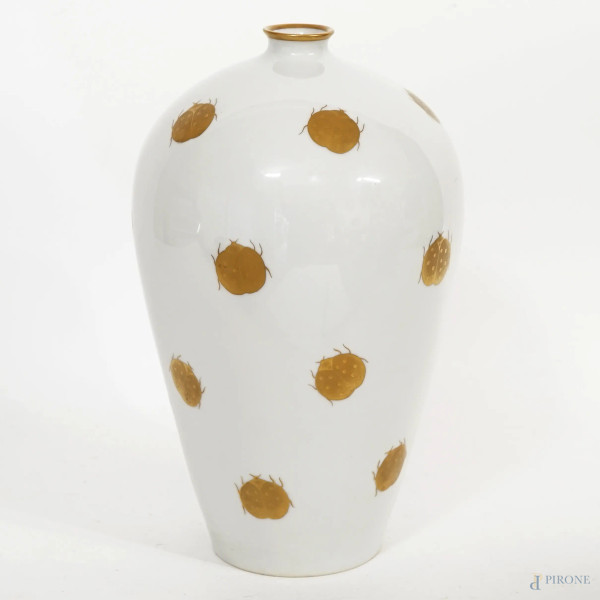 Vaso in ceramica Richard Ginori con decori dorati a coccinelle, sec. XX, alt. cm 31