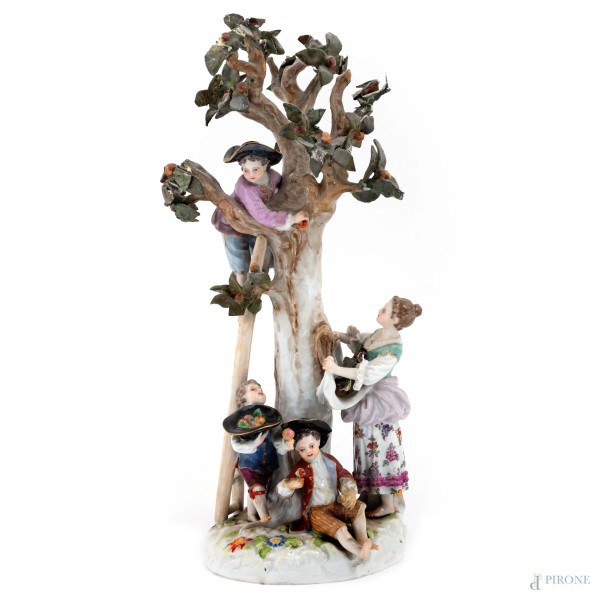 Gruppo in porcellana Meissen raffigurante scena agreste, XX secolo, altezza cm 29, (segni di usura, difetti, rotture, mancanze, sbeccature)