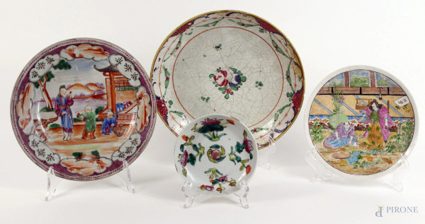 Lotto di quattro piattini in porcellana, a decori policromi, di epoche diverse, arte orientale, diametro max cm. 25,5 (restauri)