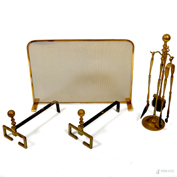 Set di attrezzi da camino in ottone, XX secolo, con alari e parascintille. Parascintille cm 46x59