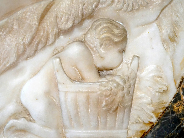Bassorilievo in marmo bianco del XVIII secolo, di forma ovale raffigurante un satiro con una ninf...