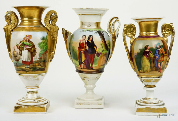 Lotto composto da tre vasi in porcellana policroma stile Impero, XX secolo, altezza max cm 28,5 (difetti)