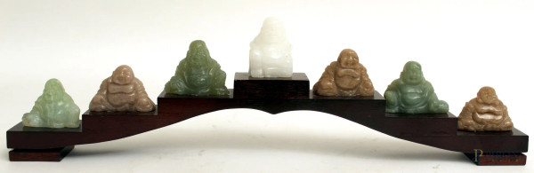 Lotto composto da sette Budda in pietre pregiate su base in teak.