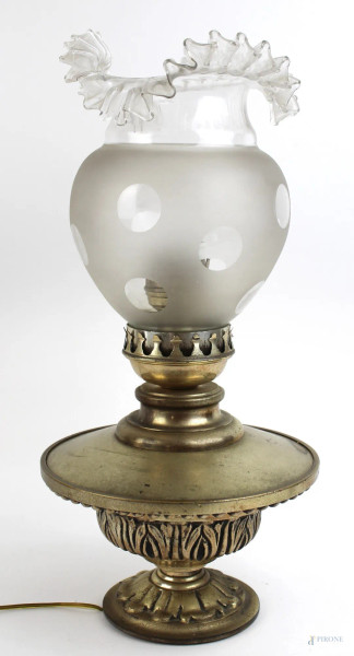 Lampada da tavolo a petrolio, con parlaume in vetro, altezza cm. 42,5, (difetti)