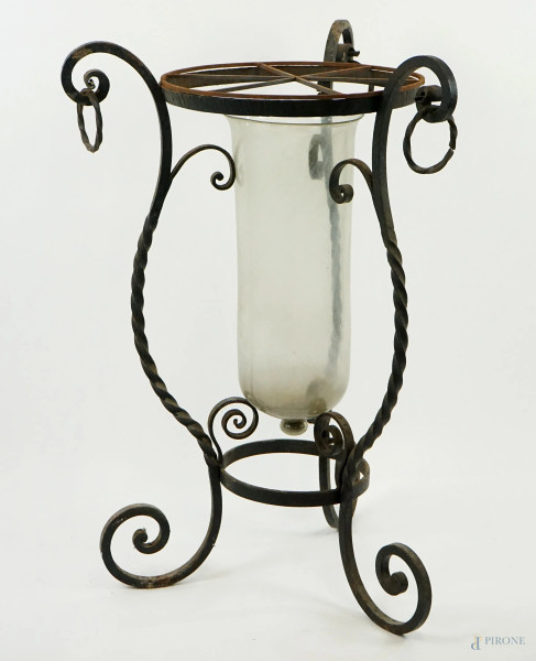 Porta vaso in ferro battuto, base a tripode con piedi desinenti a ricciolo, cm h 91,5x61x55, (difetti).