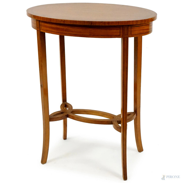 Tavolino ovale in mogano con filettature in bosso, XX secolo, paggiante su quattro gambe a sciabola, cm h 73x59x36, (difetti)