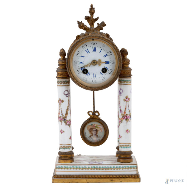 Orologio a tempietto con struttura in porcellana decorata in policromia, XX secolo, altezza cm 27,5, (segni di usura, difetti, da revisionare)