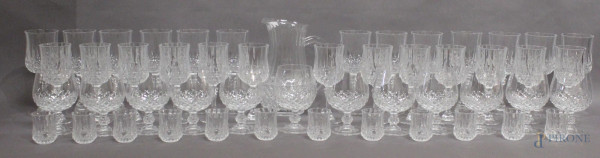 Servizio di bicchieri in cristallo controtagliato, composto da 48 bicchieri e una caraffa.