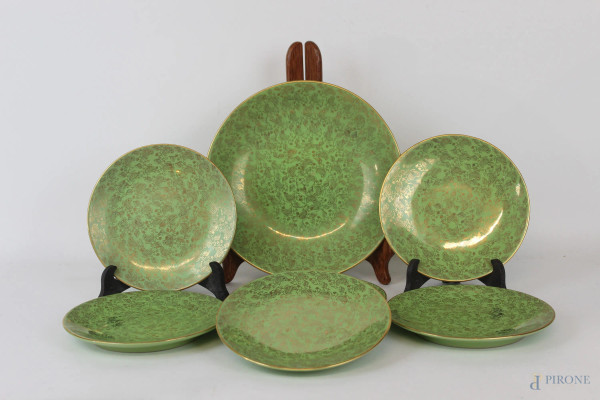 Servizio da dolce in ceramica verde, composto da sei piattini ed un piatto grande, motivi vegetali dorati, diam. max cm 25,5