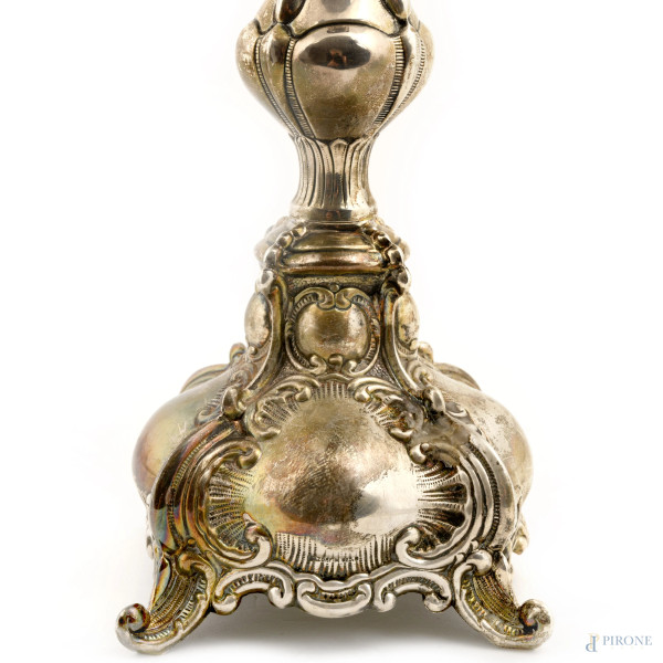 Coppia di candelieri in argento con decori cesellati, peso gr. 720, altezza cm 26