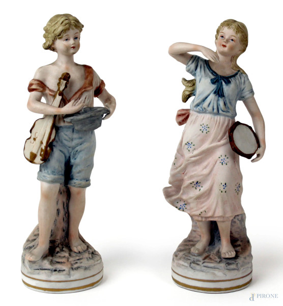 Coppia di statuine in porcellana policroma raffiguranti musicante e ballerina, marcate N coronata sotto la base, alt. cm 19.
