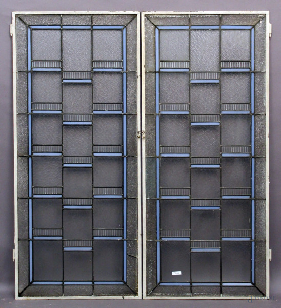 Lotto composto da due vetrate con vetri piombati, cm 121 x 52,5.