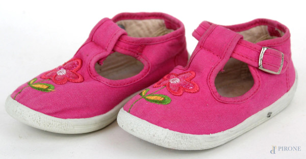 Sandalo da bambina in tessuto rosa con ricamo di fiori, cinturino con fibbia laterale, numero 26, (segni di utilizzo).