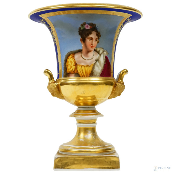 Vaso in porcellana policroma, Francia, XIX secolo, ampio orlo svasato, corpo a fondo blu cobalto, fronte con riserva dipinta in policromia raffigurante ritratto di nobildonna, doppia presa laterale a mascheroni, cm h 28x21, (lievi difetti)