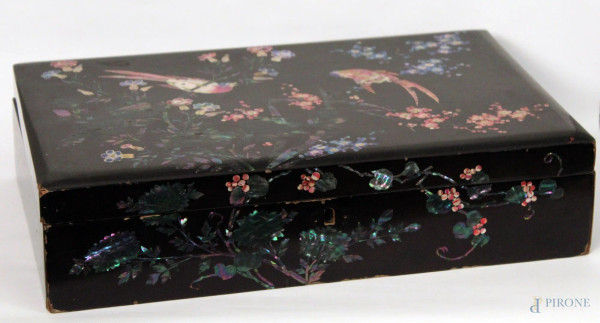Antica scatola in legno ebanizzato a decoro di fiori e uccelli con intarsi in madreperla incisa e colorata, h. 10x43x27 cm