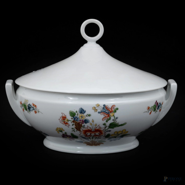 Zuppiera in porcellana Ginori decorata a motivi floreali, XX secolo, cm 17x22x24,5