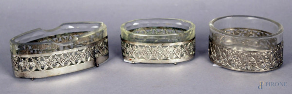 Lotto composto da tre salierine in argento con vaschette in cristallo.