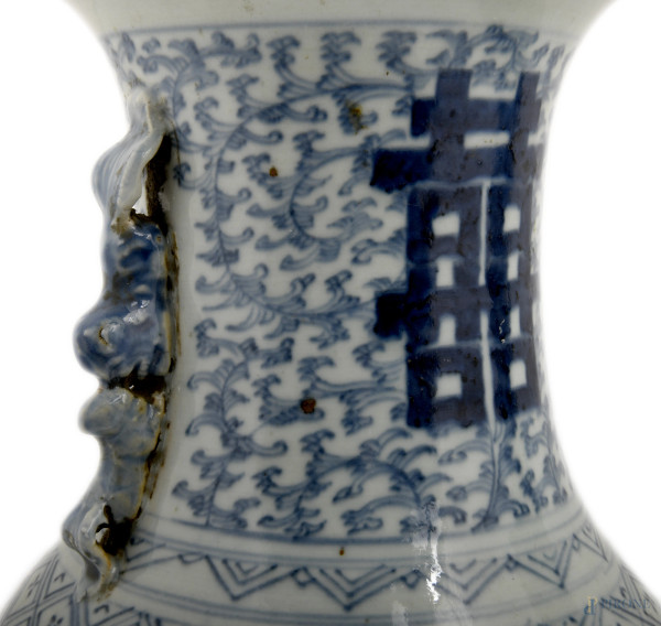 Coppia di vasi cinesi nei toni del blu e bianco con doppia presa al collo, Cina XIX secolo, altez...
