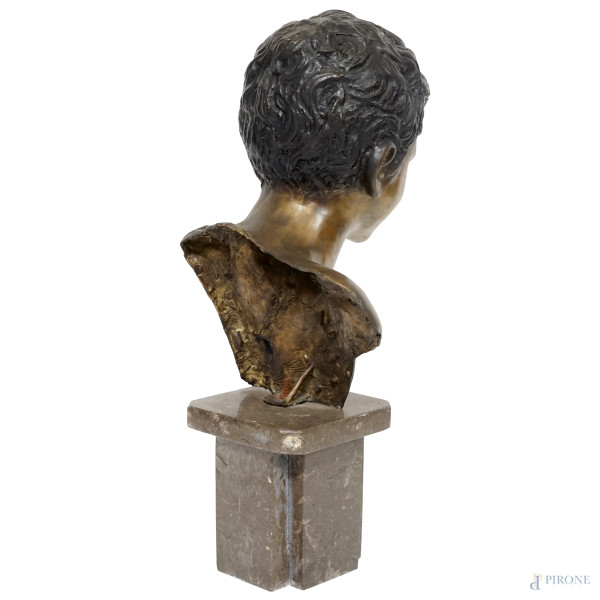 Scultura rappresentante uno scugnizzo, in metallo brunito, piedistallo in marmo, firmata De Marti...