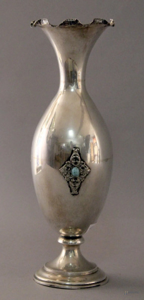 Vasetto in argento con applicazioni in turchesi, h. 28 cm, gr. 330.