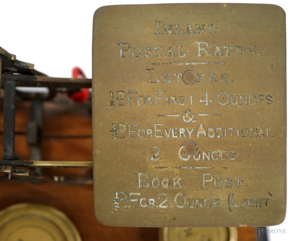 Bilancia per lettere in legno e ottone, Inghilterra, inizio XX secolo, cm 11,5x25x12