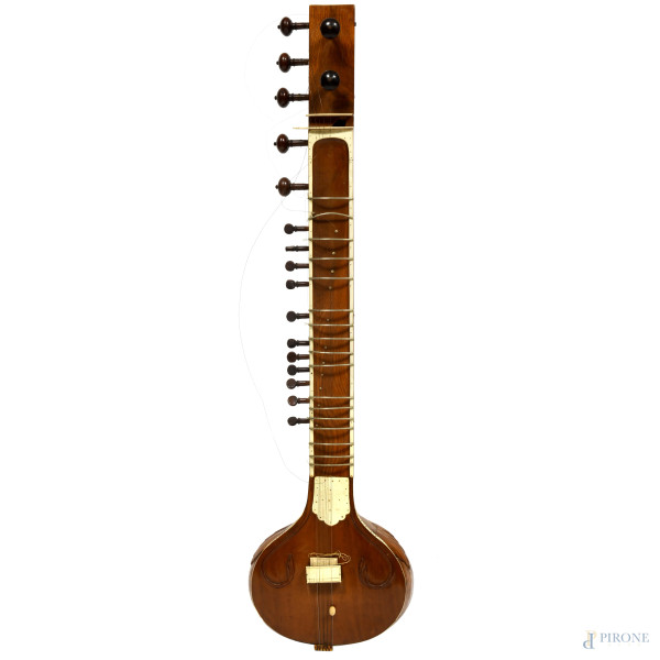 Sitar indiano, XX secolo,cm 123x31,5x24, (difetti)