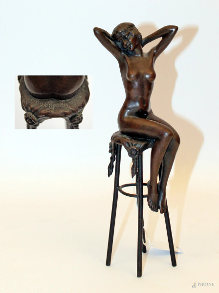 Nudo di donna seduta su sgabello, scultura in bronzo, recante firma, D.H. Chiparus, h. cm 26.