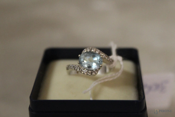 Anello in oro bianco con acquamarina e zirconi.