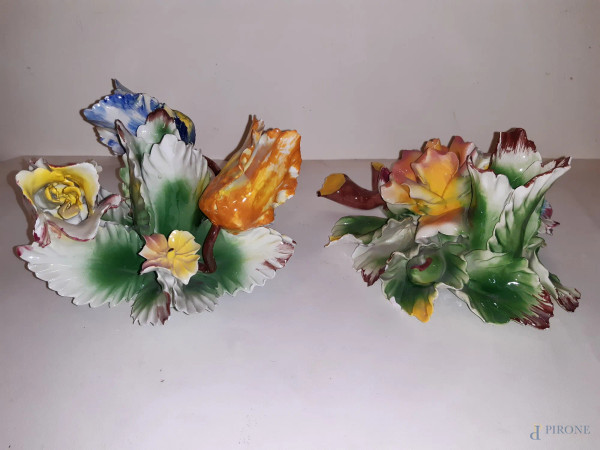 Lotto di due portacandele in porcellana a soggetto di fiori marcati capodimonte (difetti) h 12 cm.