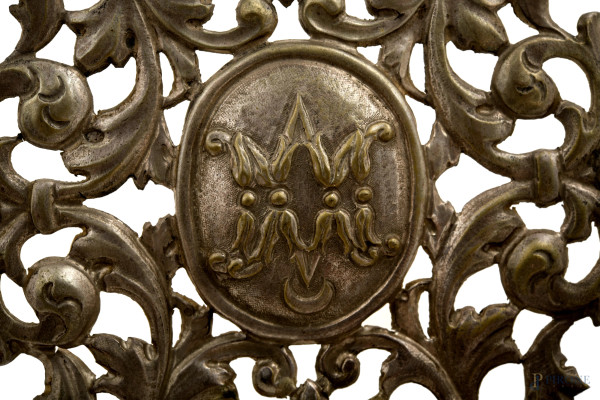 Coppia di acquasantiere da parete in argento cesellato, XX secolo, cm 25x11, peso totale gr. 180