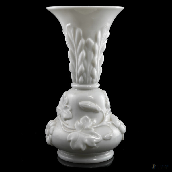 Vaso in opalina bianca con decori floreali a rilievo, XX secolo, altezza cm 32, (segni di usura)