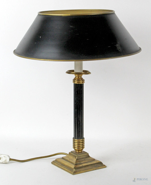 Lampada da tavolo in metallo dorato, con fusto a colonna e paralume laccati in nero, altezza cm 44, metà XX secolo.