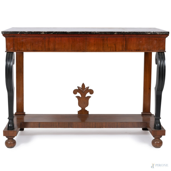 Consolle da muro in legno dipinto e impiallacciato in piuma di mogano con piano in marmo. Gambe a...