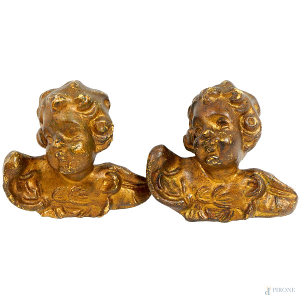 Coppia di cherubini, cartone pressato dorato, XX secolo, cm 10x11,5 (difetti e rotture)