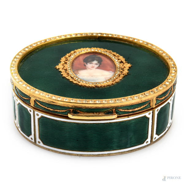 Scatolina portagioie in metallo dorato e smalto verde. Al coperchio miniatura raffigurante gentildonna, XX secolo, cm 3,5x7,5x8,5, (segni di usura)