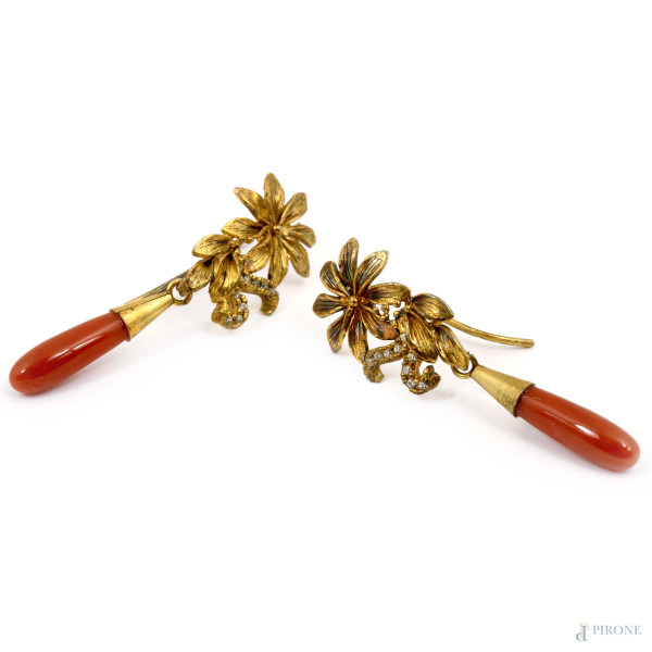 Coppia di orecchini in metallo dorato e corallo rosso, lunghezza cm 5