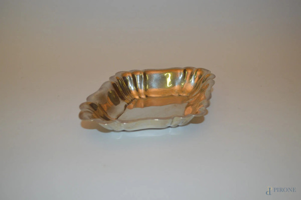Centrotavola a forma di rombo in argento sterling, diam. 21 cm.