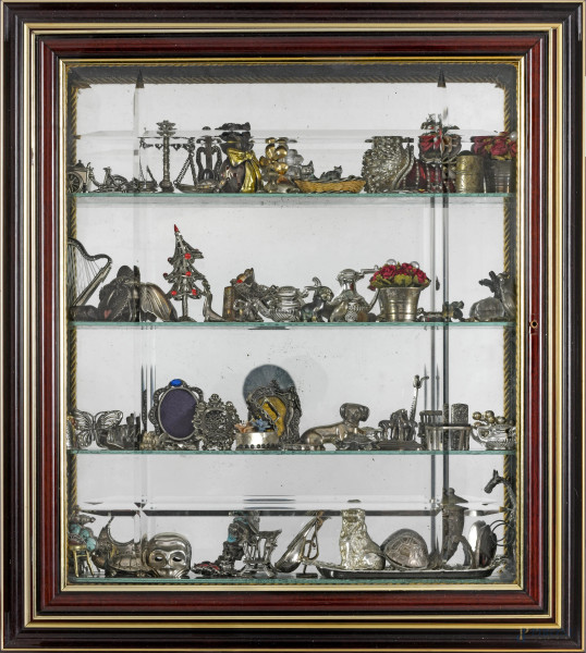 Bacheca contenente miniature in argento e metallo argentato, XX secolo,  (difetti)