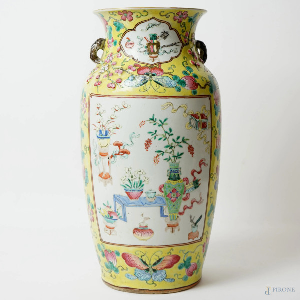 Vaso in porcellana policroma con decori floreali, cm h 36, Cina, XX secolo, (difetti)