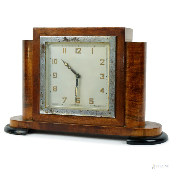 Orologio da tavolo art déco, cassa in legno, quadrante a numeri arabi, cm h 17x26x9, XX secolo, (segni del tempo, meccanismo da revisionare).